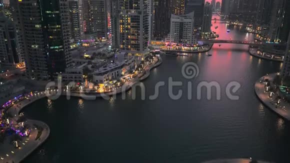 晚上在迪拜码头视频的预览图