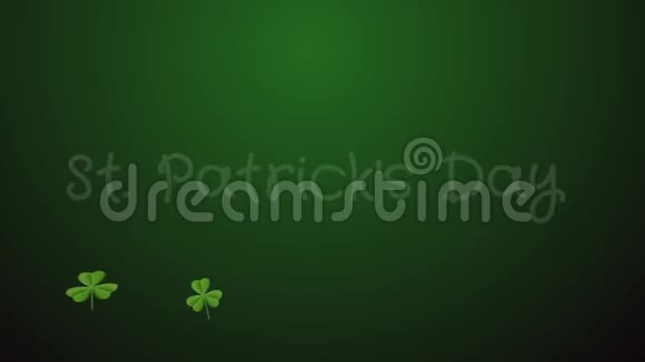 圣帕特里克节深绿色背景下的丁香叶视频的预览图