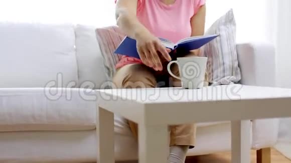 非洲妇女读书喝茶视频的预览图
