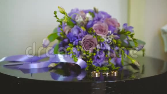 漂亮的结婚戒指和桌上的花束视频的预览图
