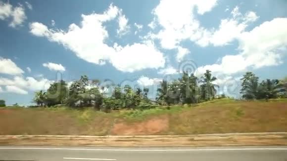 从道路和乡村的车窗观看背景是蓝天和云彩视频的预览图