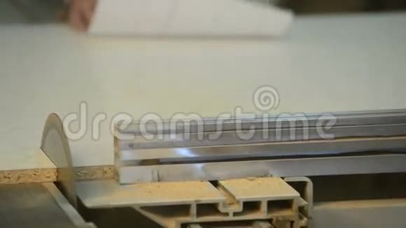 木匠切割木面板视频的预览图