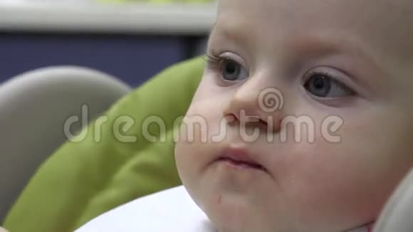 小婴儿用勺子喂养特写镜头4K超高清超高清视频的预览图