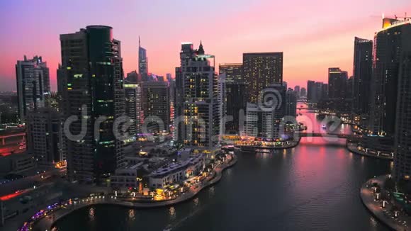晚上在迪拜码头视频的预览图