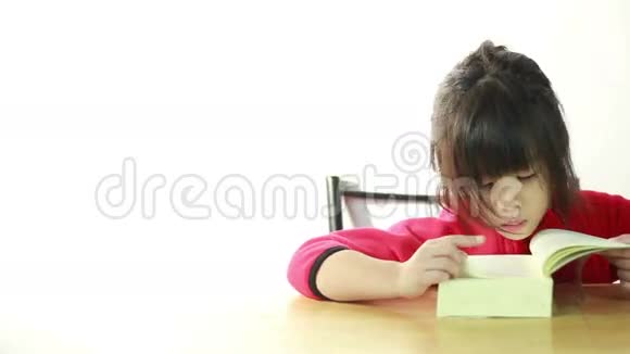 小亚洲女孩在翻书视频的预览图