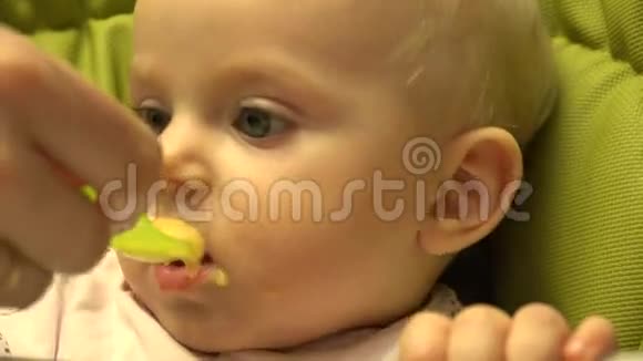 小婴儿用勺子喂养特写镜头4K超高清超高清视频的预览图