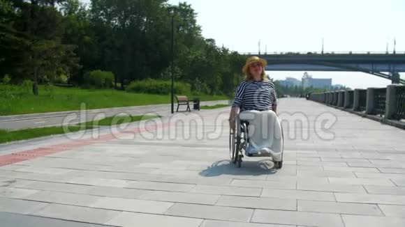 那个残废的女人坐在轮椅上跳舞视频的预览图