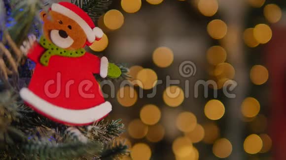 圣诞树上有灯光的装饰有圣诞灯的圣诞树选择性聚焦近点视频的预览图