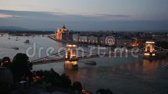 布达佩斯中心与SzAchenyi链桥的夜景视频的预览图