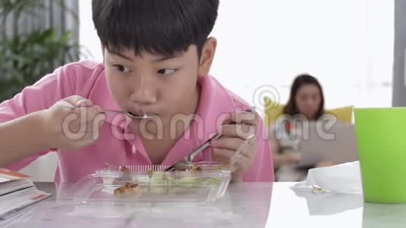 4个亚洲男孩在家吃午饭视频的预览图
