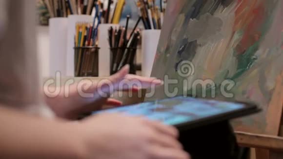 画家使用数字平板视频的预览图