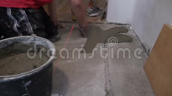 手工工人用铲子铺瓷砖棒用砂浆视频的预览图