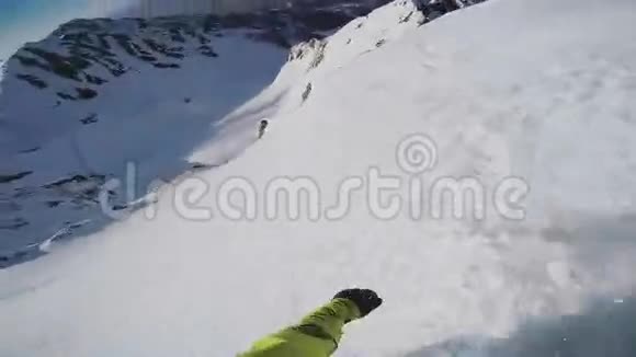 滑雪者从雪山之巅返回乡村高速公路自由式视频的预览图