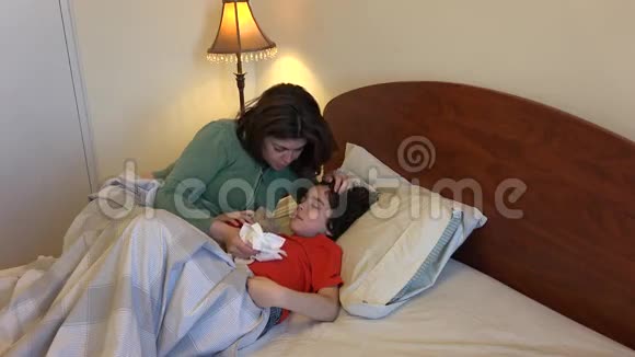 西班牙女人照顾生病的儿子视频的预览图