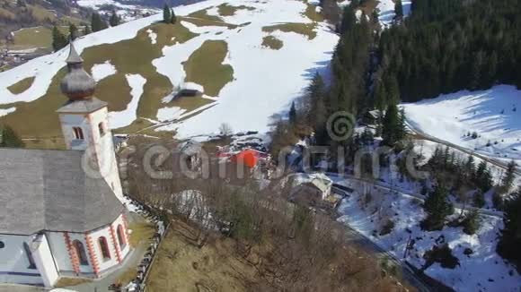 教堂滑雪场DientenHochkonig奥地利阿尔卑斯山冬季视频的预览图