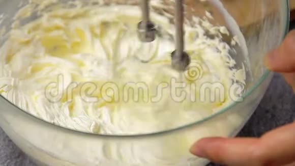 烹饪甜点和混合奶油视频的预览图