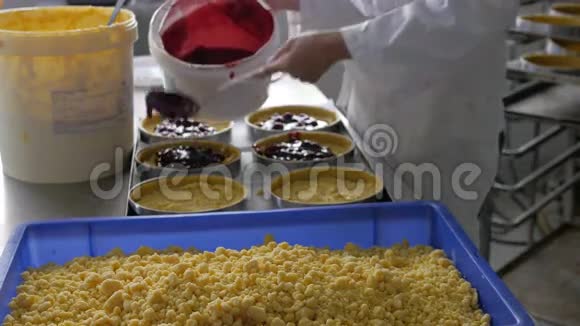 工业面包店的面包师填充和平滑饼箱视频的预览图