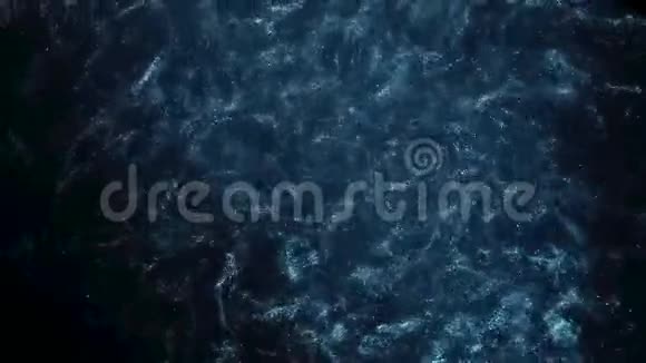 水中的银墨油漆掉了反应创造抽象的云层形成和变形的黑色艺术视频的预览图