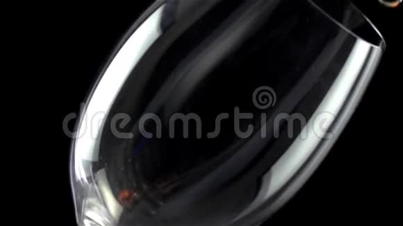白葡萄酒缓慢倒入玻璃杯中200英尺高视频的预览图