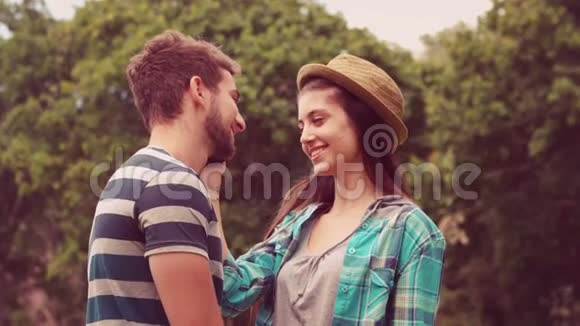 慢镜头年轻夫妇互相微笑视频的预览图
