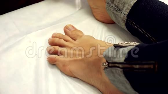内冠脚趾甲的治疗你的指甲医生是足科医生硬件修脚儿科视频的预览图