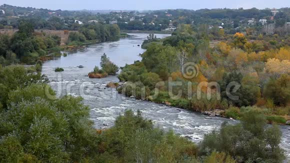 乌克兰河上漂流的秋景视频的预览图