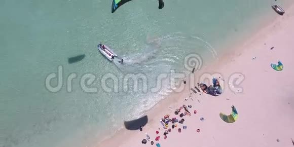在埃及夏天的海上风筝冲浪许多冲浪者学会骑马拍摄空中4K视频视频的预览图