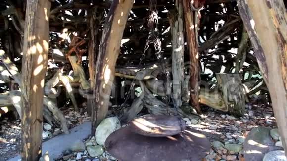 女巫小屋的吊锅上用的铁链的近距离图像视频的预览图