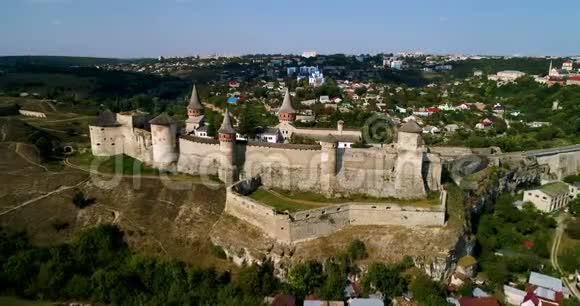 鸟瞰老堡垒卡梅内茨市的石头城堡波多尔斯基乌克兰美丽的古堡视频的预览图