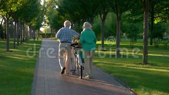 年长夫妇骑自行车走路视频的预览图