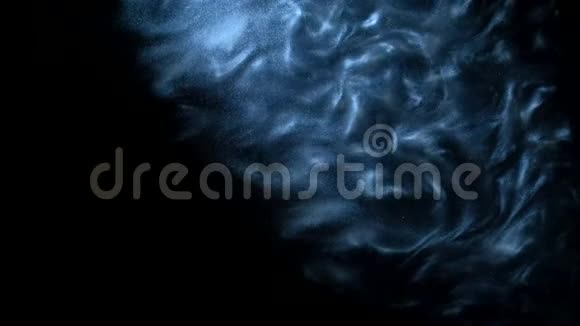 水中的银墨油漆掉了反应创造抽象的云层形成和变形的黑色艺术视频的预览图