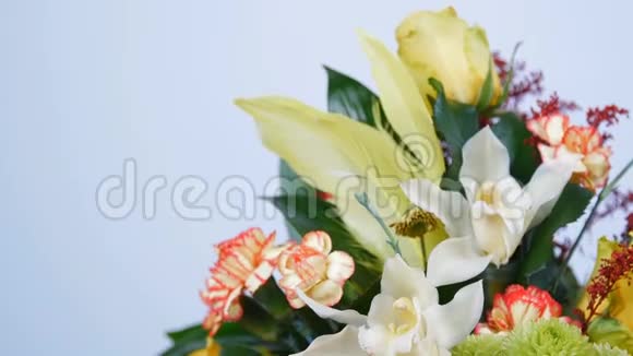 特写镜头花花束白色背景上的旋转花组成由玫瑰花巷康乃馨组成视频的预览图