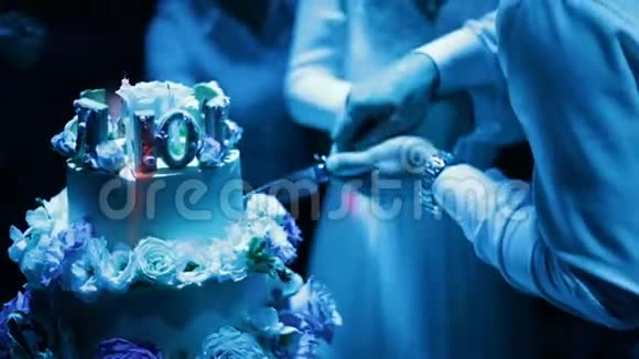 美丽的白色结婚蛋糕鲜花视频的预览图