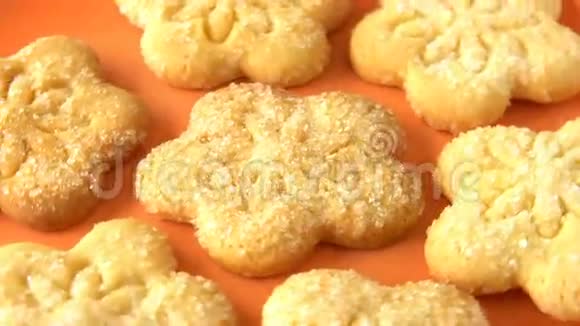 美味可口的美味新鲜烘焙的自制饼干旋转在橙色竹盘上失踪了视频的预览图
