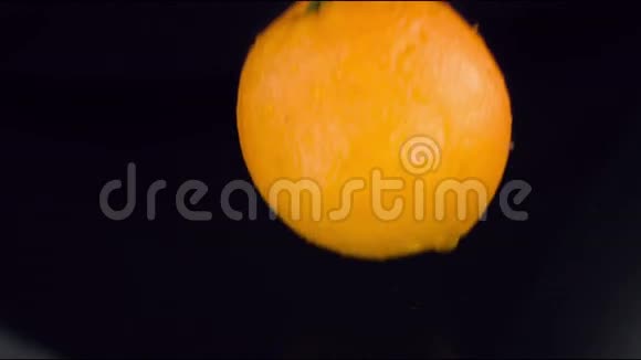 橙色滴在湿桌子上视频的预览图