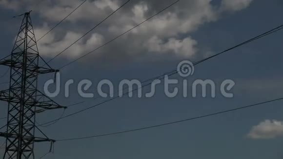 桅杆上有云的高压电线视频的预览图