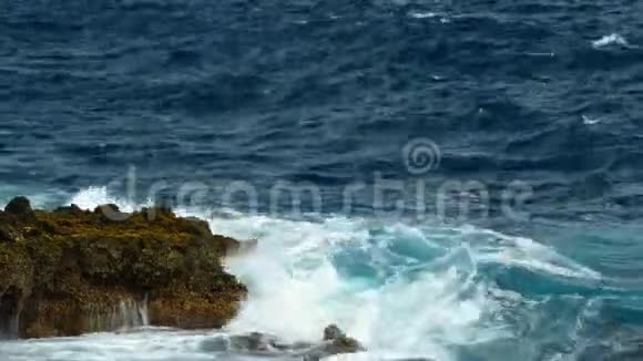 岩石和波浪的细节视频的预览图
