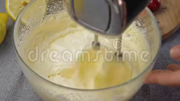 烹饪甜点和混合奶油视频的预览图