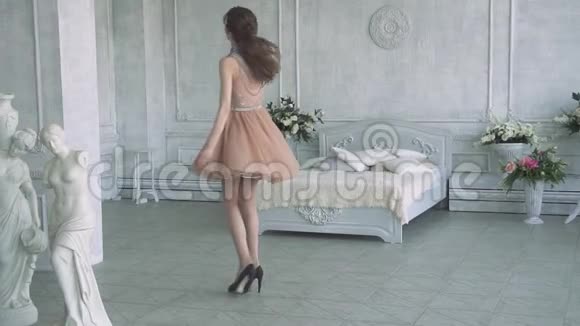 漂亮的女孩穿着晚礼服跳舞视频的预览图