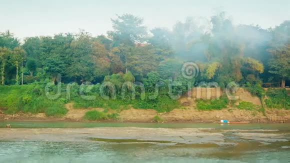 老挝琅勃拉邦附近的全景河岸视频的预览图