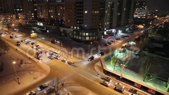 夜间十字路口叶卡捷琳堡乌尔奎比舍夫视频的预览图