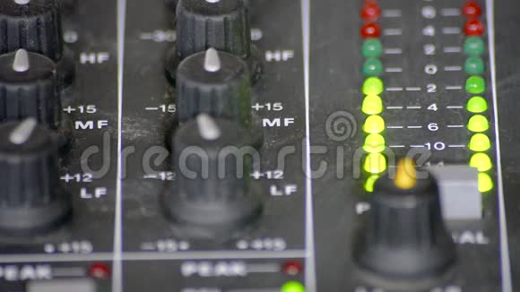 调音台上的数字VU仪表视频的预览图