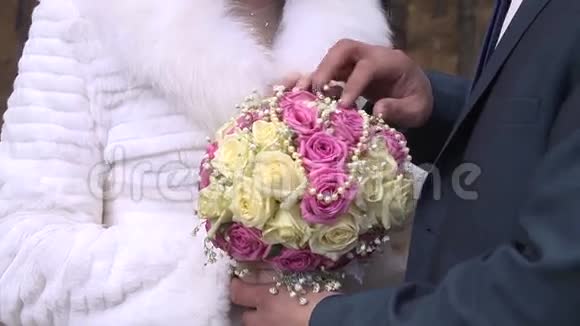 新郎把婚礼花束送给新娘视频的预览图