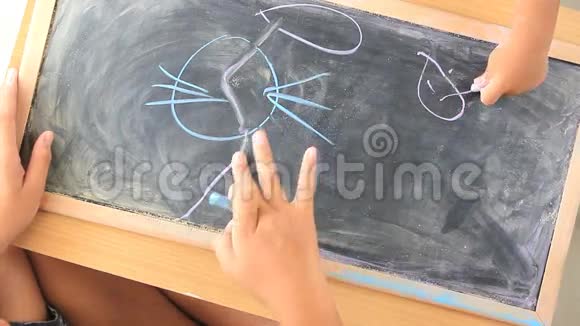 男生在黑板上手绘视频的预览图