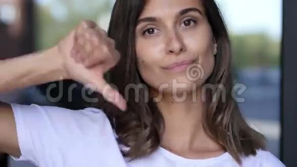 女性的大拇指美丽的女孩肖像视频的预览图