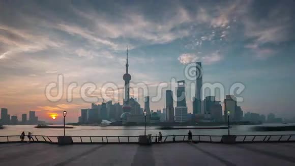 日落上海城市河湾市中心全景4k时间流逝中国视频的预览图