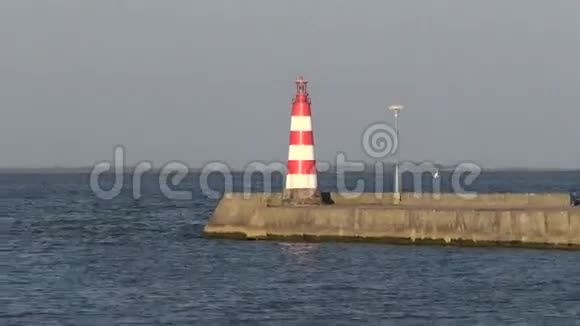 游艇船只和两座灯塔的海港视频的预览图
