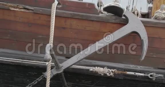 黑色锚从棕色船4KFS700奥德赛7Q视频的预览图