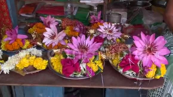 印度教礼教莲花和其他花卉孟买市场视频的预览图