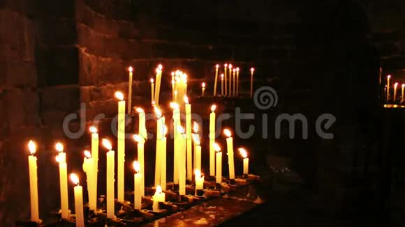 在圣彼得教堂燃烧蜡烛波尔图韦纳股票录像视频的预览图